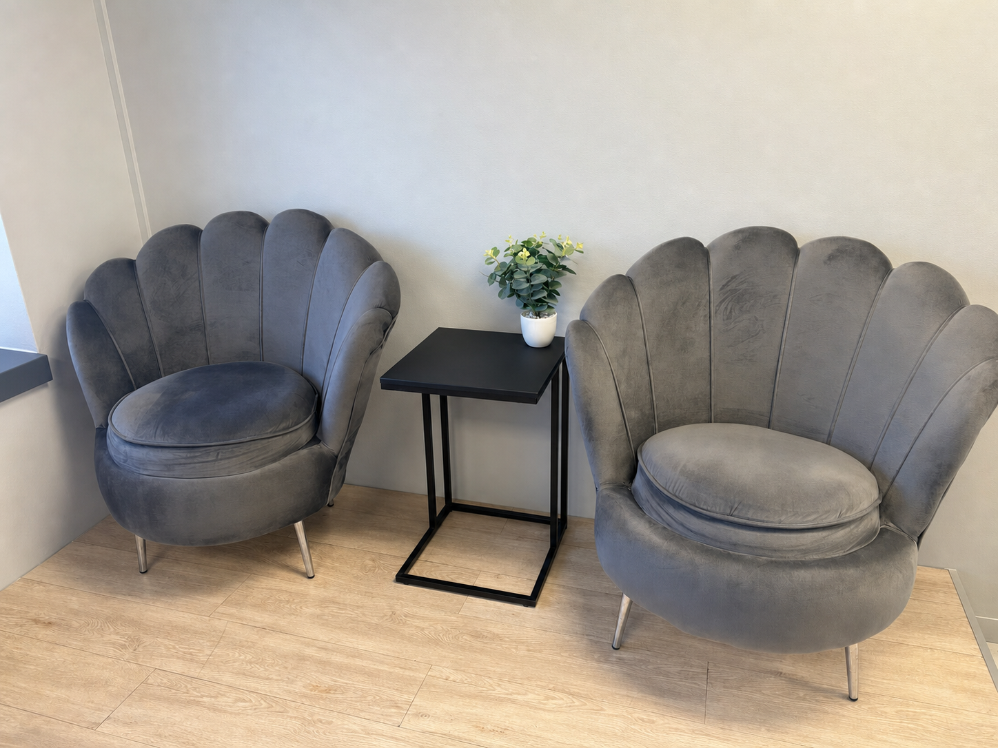 Tub scallop chair by Solido Concepts